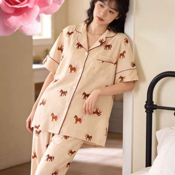 Pijama at naxışlı şalvarlı